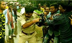 VIDEO: पीएम मोदी की मिदनापुर रैली के दौरान BJP समर्थकों ने पुलिस अधिकारी को दौड़ा-दौड़ा कर पीटा, बाल पकड़कर जमीन पर घसीटा VIDEO: पीएम मोदी की मिदनापुर रैली के दौरान BJP समर्थकों ने पुलिस अधिकारी को दौड़ा-दौड़ा कर पीटा, बाल पकड़कर जमीन पर घसीटा