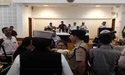 VIDEO: महिला टीचर ने भरी सभा CM त्रिवेंद्र सिंह रावत को क्यूँ कहा चोर-उचक्का? प्रशासन के फूले हाथ पैर VIDEO: महिला टीचर ने भरी सभा CM त्रिवेंद्र सिंह रावत को क्यूँ कहा चोर-उचक्का? प्रशासन के फूले हाथ पैर