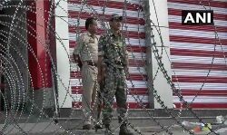 धारा 370 हटाए जाने के बाद कश्मीर में नेताओं समेत 100 से ज्यादा लोग गिरफ्तार: अधिकारी धारा 370 हटाए जाने के बाद कश्मीर में नेताओं समेत 100 से ज्यादा लोग गिरफ्तार: अधिकारी