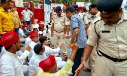 गिरफ्तारी पर आक्रोशः युवजन सभा ने पटना में किया विरोध मार्च, किरणमय नन्दा, विकास यादव और मनीष सिंह ने दी गिरफ़्तारी! गिरफ्तारी पर आक्रोशः युवजन सभा ने पटना में किया विरोध मार्च, किरणमय नन्दा, विकास यादव और मनीष सिंह ने दी गिरफ़्तारी!