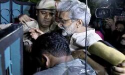 वामपंथी विचारको की गिरफ्तारी पर सियासी घमासान: थोड़ी देर में सुप्रीम कोर्ट में होगी सुनवाई वामपंथी विचारको की गिरफ्तारी पर सियासी घमासान: थोड़ी देर में सुप्रीम कोर्ट में होगी सुनवाई