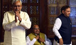 अभी-अभी: नीतीश ने शरद खेमे के 21 नेताओं को किया पार्टी से सस्पेंड: जानिए कौन-कौन लिस्ट में हैं शामिल अभी-अभी: नीतीश ने शरद खेमे के 21 नेताओं को किया पार्टी से सस्पेंड: जानिए कौन-कौन लिस्ट में हैं शामिल