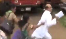 VIDEO: भाजपा नेता को बीच सड़क पर ही मारने दौड़ी ये दलित महिला, जानिए क्या किया था इस भाजपा नेता ने? VIDEO: भाजपा नेता को बीच सड़क पर ही मारने दौड़ी ये दलित महिला, जानिए क्या किया था इस भाजपा नेता ने?