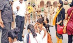 योगी सरकार में दमन से दहला लखनऊ, यूपीएसएसएससी अभ्यर्थियों ने लखनऊ में किया आत्मदाह का प्रयास