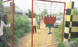 भाजपा का दोगलापन: BJP नेता की गौशाला में भूख से दर्जनों गायों की हुई मौत, दफनाया तक नहीं, कुत्तों ने खाया! भाजपा का दोगलापन: BJP नेता की गौशाला में भूख से दर्जनों गायों की हुई मौत, दफनाया तक नहीं, कुत्तों ने खाया!