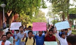 देश में बढ़ती गौरक्षकों की गुंडागर्दी के ख़िलाफ़ सड़क पर उतरे जामिया के छात्र देश में बढ़ती गौरक्षकों की गुंडागर्दी के ख़िलाफ़ सड़क पर उतरे जामिया के छात्र