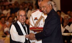 प्रणब मुखर्जी, नानाजी देशमुख और भूपेन हज़ारिका भारत रत्न से सम्मानित प्रणब मुखर्जी, नानाजी देशमुख और भूपेन हज़ारिका भारत रत्न से सम्मानित