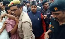 रामपुर जाकर मुसीबत में फंसे अमर सिंह, प्रेस कांफ्रेंस में चलीं मेज और कुर्सियां, प्रेस कांफ्रेंस छोड़ भाग खड़े हुए अमर सिंह!