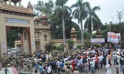 बीएचयू प्रशासन का छात्रों पर दमन फिर हुआ शुरू, 14 छात्रों के खिलाफ गंभीर धाराओं में एफआईआर