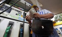 रिकॉर्ड तोड़ रहे हैं डीजल के दाम, पेट्रोल भी नहीं है पीछे, यहां जानें आज का भाव