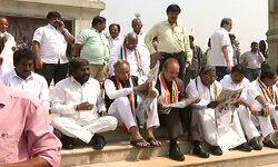 कर्नाटक LIVE: येदियुरप्पा का शपथ ग्रहण रोकने से नाकाम कांग्रेस ने विधानसभा के बाहर किया जोरदार प्रदर्शन