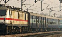 इटावा के समीप महानंदा एक्सप्रेस में डकैती, यात्रियों से की मारपीट!