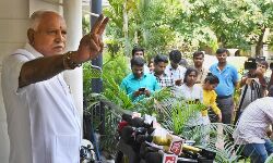 कर्नाटक LIVE: येदियुरप्पा ने ली मुख्‍यमंत्री पद की शपथ, विरोध में कांग्रेस-JDS का प्रदर्शन