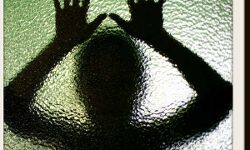 कलयुगी बेटे ने मां को बनाया हवस का शिकार, सात साल के बेटे के सामने किया कथित रेप