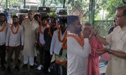 मोदी के इस मंत्री ने अलीमुद्दीन के हत्यारों को माला पहनाई, मिठाई खिलाकर किया स्वागत मोदी के इस मंत्री ने अलीमुद्दीन के हत्यारों को माला पहनाई, मिठाई खिलाकर किया स्वागत