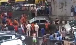 दिल्ली: बीच सड़क पर कावड़ियों का तांडव, जमकर की गुंडागर्दी, मूकदर्शक बनी रही पुलिस, देखिए वीडियो