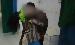 मोदी राज: भाजपा शासित झारखंड में भूख से एक और मां ने तोड़ा दम, अस्पताल में शव को कंधे पर लेकर भटकता रहा बेटा