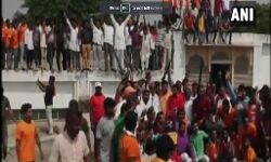 यूपी: विजयदशमी पर विश्वहिंदू परिषद और बजरंगदल के कार्यकर्ताओं के खुल कर लहराए हथियार