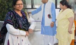 RTI से हुआ खुलासाः विधवा का ट्रांसफर के बदले सस्पेंड करने वाले CM त्रिवेन्द्र रावत की पत्नी का 22 साल से नहीं हुआ ट्रांसफर!