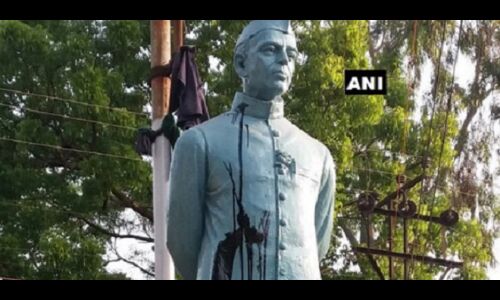 पश्चिम बंगाल में जवाहर लाल नेहरू की मूर्ति पर फेंकी गई काली स्याही पश्चिम बंगाल में जवाहर लाल नेहरू की मूर्ति पर फेंकी गई काली स्याही