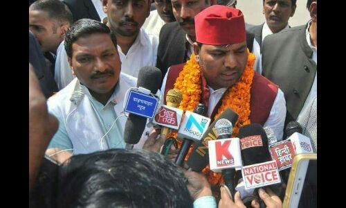 योगीराज: RSS की नीतियों से खिन्न गोरखपुर के नवनिर्वाचित सांसद ने सपरिवार हिन्दू धर्म छोड़ा, अपनाया ये धर्म