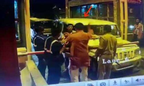 कैमरे में कैद हुई भाजपा विधायक की गुंडागर्दी, टोल कर्मी को पीटा, पुलिस ने नहीं दर्ज की शिकायत