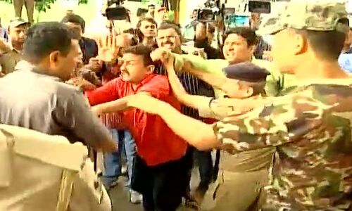 VIDEO: जब पत्रकारों ने तेजस्वी पर गुंडई का लगाया आरोप, तो देखिये सुरक्षाकर्मियों और समर्थकों ने पत्रकारों से साथ क्या किया!