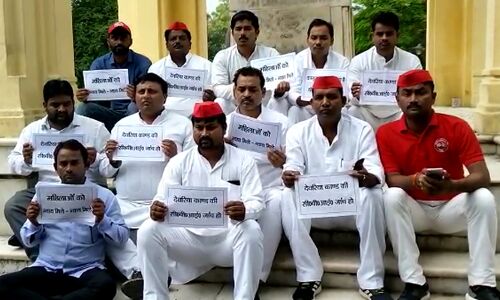 उत्तर प्रदेश: देवरिया बालिका गृह कांड में सपा कार्यकर्ताओं ने योगी सरकार के खिलाफ किया प्रदर्शन