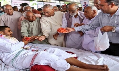 गुजरात: अहमदाबाद में अनशन कर रहे हार्दिक पटेल की गिर रही है सेहत, सरकार मौन, विपक्षी दलों का मिला साथ