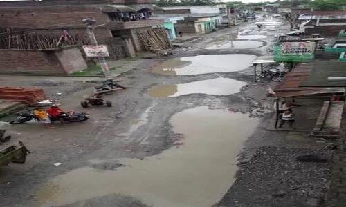 योगी सरकार के गड्ढा मुक्त सड़कों की पोल खोलती है ये तस्वीर: जानिए कहाँ की है तस्वीर