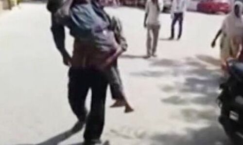 योगी राज: पिता बेटे का शव कंधे पर उठाकर ले जाने को मजबूर : देखें वीडियो