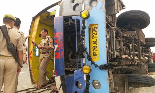 अभी अभी: मैनपुरी में भीषण सड़क हादसा, यात्री बस पलटने से 17 लोगों की मौत, 35 घायल अभी अभी: मैनपुरी में भीषण सड़क हादसा, यात्री बस पलटने से 17 लोगों की मौत, 35 घायल