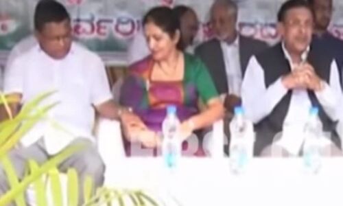 VIDEO: कांग्रेस नेता ने भरी सभा में जबरन पकड़ा महिला का हाथ, वीडियो तेजी से हो रहा वायरल!