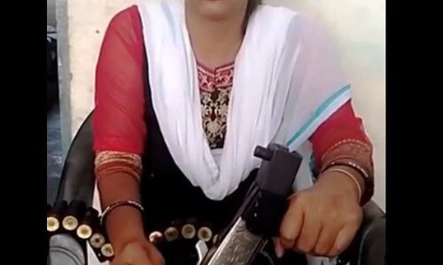 वीडियो: ढिंचक पूजा के बाद फेसबुक की सिलेब्रिटी बनी किरण यादव, देखिये किरण का भौकाल!