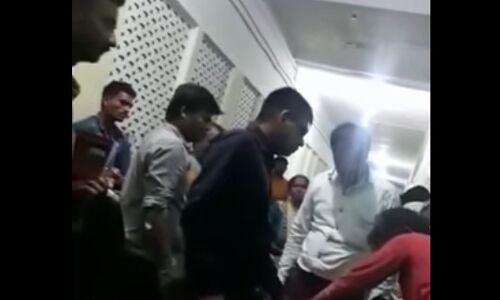 VIDEO : योगी के गोरखपुर में गुंडई का ऐसा वीडियो आप ने नहीं देखा होगा,  BRD मेडिकल कॉलेज में होती है परिजनों की पिटाई! देखें VIDEO