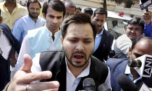 तेजस्‍वी का ज़ोरदार हमला, कहा- नीतीश कुमार रणछोड़, सुशील मोदी बेशर्म!