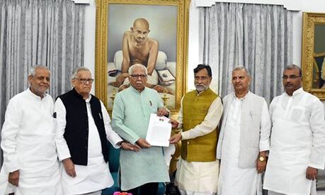 योगी राज में सरकारी मशीनरी के दुरूपयोग को लेकर राज्यपाल से मिले सपा के दिग्गज नेता, दिया ज्ञापन!