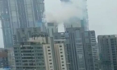 अभी-अभी: वर्ली स्थित दीपिका पादुकोण के अपार्टमेंट में लगी आग, देखिए वीडियो अभी-अभी: वर्ली स्थित दीपिका पादुकोण के अपार्टमेंट में लगी आग, देखिए वीडियो