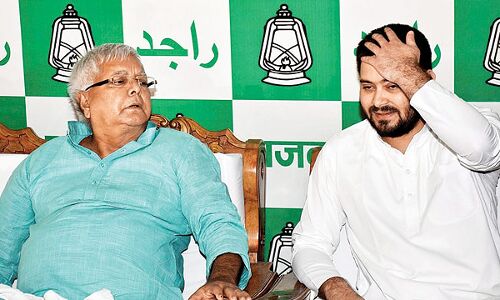 बिहार: तेजस्वी ने की पिता लालू यादव से की मुलाकात, हुए भावुक