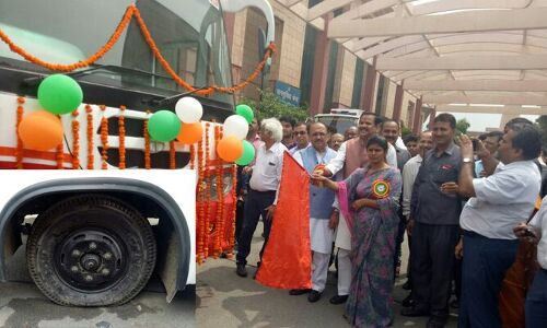 योगीराज: स्वास्थ्य मंत्री ने पंचर ब्लड कलेक्शन वैन का ही कर दिया शुभारंभ!