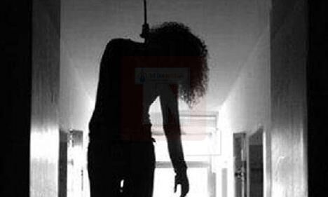 योगी राज: लखनऊ में 6 साल की मासूम की हत्या, स्कूल यूनिफॉर्म में पेड़ से लटकाया