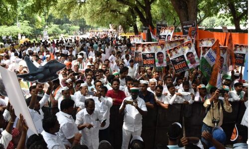 राफेल मुद्दे पर युवा कांग्रेस के कार्यकर्ताओं का PM आवास के बाहर प्रदर्शन