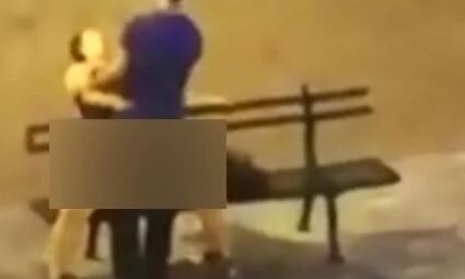 शराब के नशे में सरेआम बॉयफ्रेंड के साथ संबंध बनाने लगी युवती, वीडियो वायरल