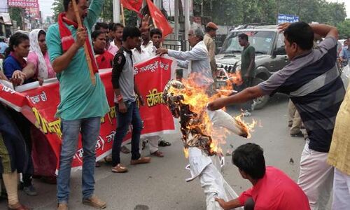 अभी-अभी:गोरखपुर में फूंका गया मुख्यमंत्री योगी आदित्यनाथ का पुतला, स्वास्थ्य मंत्री का भी हुआ ज़बरदस्त विरोध! अभी-अभी:गोरखपुर में फूंका गया मुख्यमंत्री योगी आदित्यनाथ का पुतला, स्वास्थ्य मंत्री का भी हुआ ज़बरदस्त विरोध!