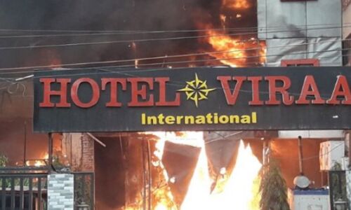 अभी अभी: लखनऊ के चारबाग स्थित होटल में लगी भीषण आग, 5 लोगों की मौत, कई घायल अभी अभी: लखनऊ के चारबाग स्थित होटल में लगी भीषण आग, 5 लोगों की मौत, कई घायल