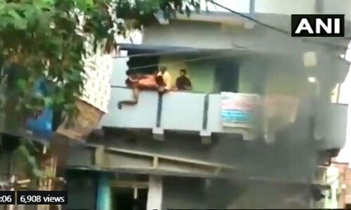 VIDEO: बिहार में युवक की हत्या से भड़की भीड़ ने आरोपी को छत से फेंका नीचे, पुलिस के साथ भी की बर्बरता! VIDEO: बिहार में युवक की हत्या से भड़की भीड़ ने आरोपी को छत से फेंका नीचे, पुलिस के साथ भी की बर्बरता!