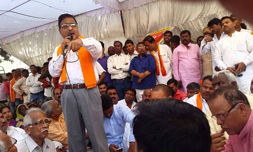 सत्ता का हैंगओवर: योगी के करीबी विधायक ने सवाल करने पर फिर किया महिला का अपमान, पूछा कि क्या सारे बच्चे एक साथ पैदा किये थे?