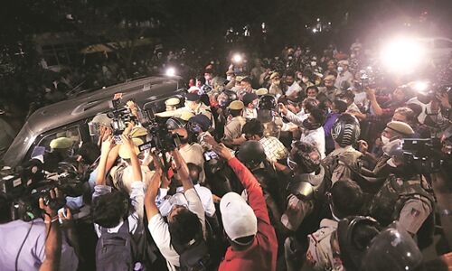 योगीराज : जबरन योगी की पुलिस ने कराया जबरन आधी रात को हाथरस गैंगरेप पीड़िता का दाह संस्कार, रोती रह गई माँ
