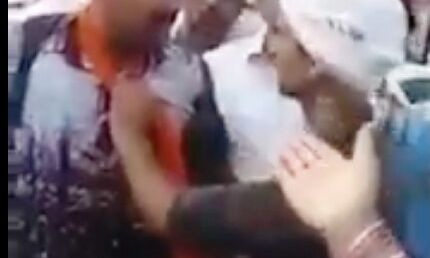 योगी राज: भगवाधारी रोमियो स्कॉयड सदस्य की जनता ने की धुनाई: देखें वीडियो योगी राज: भगवाधारी रोमियो स्कॉयड सदस्य की जनता ने की धुनाई: देखें वीडियो