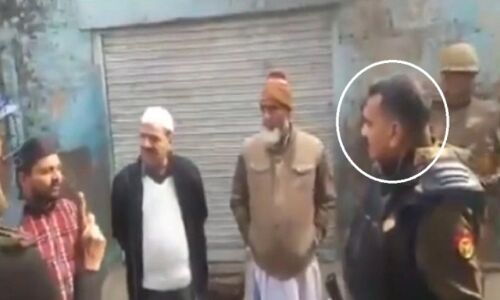 CAA: मेरठ के एसपी सिटी की प्रदर्शनकारियों को धमकी, कहा- चले जाओ पाक CAA: मेरठ के एसपी सिटी की प्रदर्शनकारियों को धमकी, कहा- चले जाओ पाक